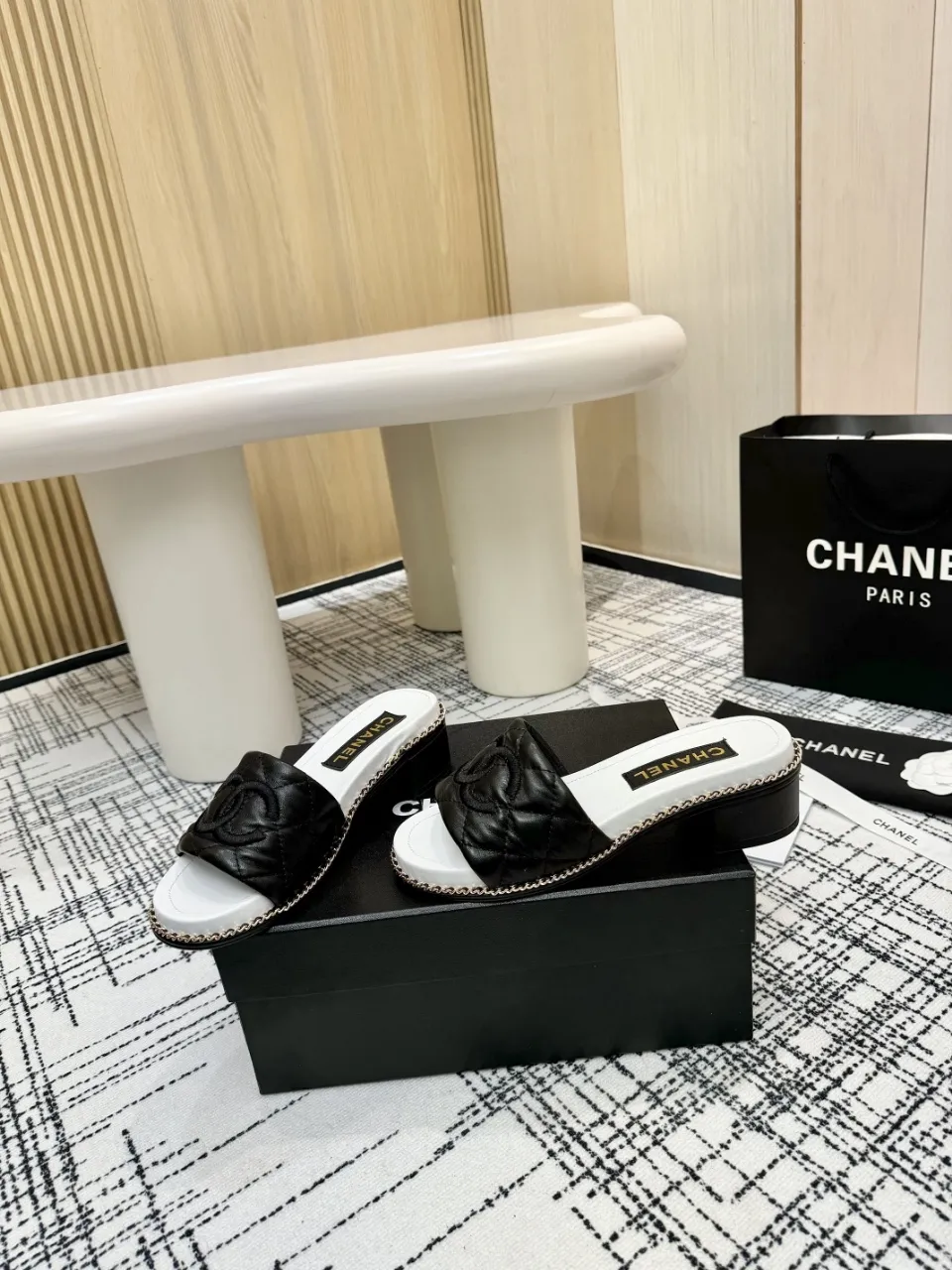 👟👟Ex-factory price 480👟👟 Top version Chanel Chanel - 2025 spring model, counter top double C sandals, this classic design; the extraordinary double C incorporates a variety of color elements... The diversified mix and match is very beautiful and versatile, very light on the foot, comfortable, super delicate and elegant, and can be used outdoors... ꫛꫀꪝ Go➫ Material: ❶Upper made of: Original imported sheepskin ❷Inner lining: Original sheepskin lining ❸Outsole based on: Original Italian genuine leather outsole Counter boutique packaging complete set for women 35–40 (customized for 41) 3 colors available (black, white, pink)